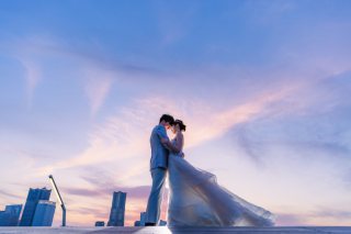 マジックアワーの大さん橋でウェディングフォト