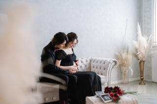 ブラックドレス×ブラックタキシード　シックなマタニティフォト