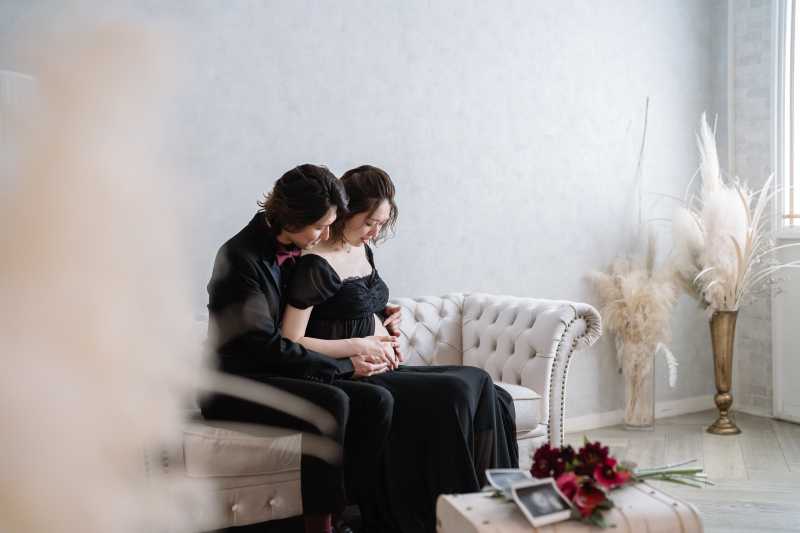 ブラックドレス×ブラックタキシード　シックなマタニティフォト