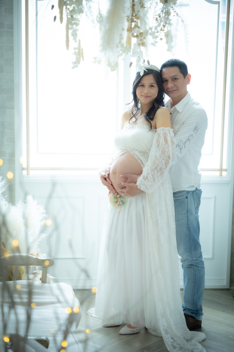 スタジオの窓前で