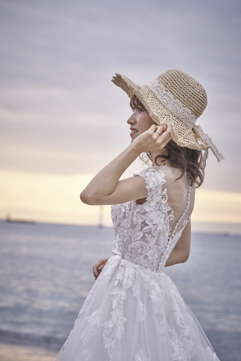 麦わら帽子とウェディングドレスのコーデ
