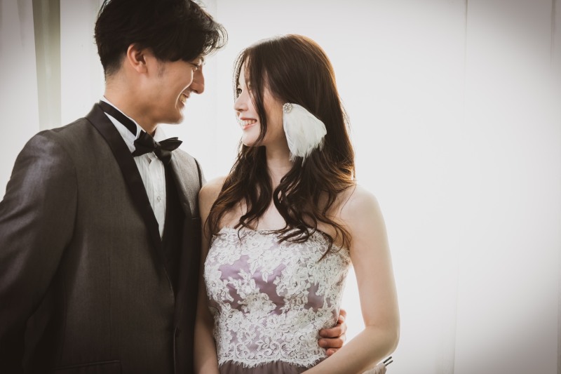 見つめあって微笑み合う瞬間、照れて一瞬目をそらしてしまう瞬間。ありのままのお二人だけど、いつもよりほんのちょっと素敵にみえる。そんなお写真をお届けします。