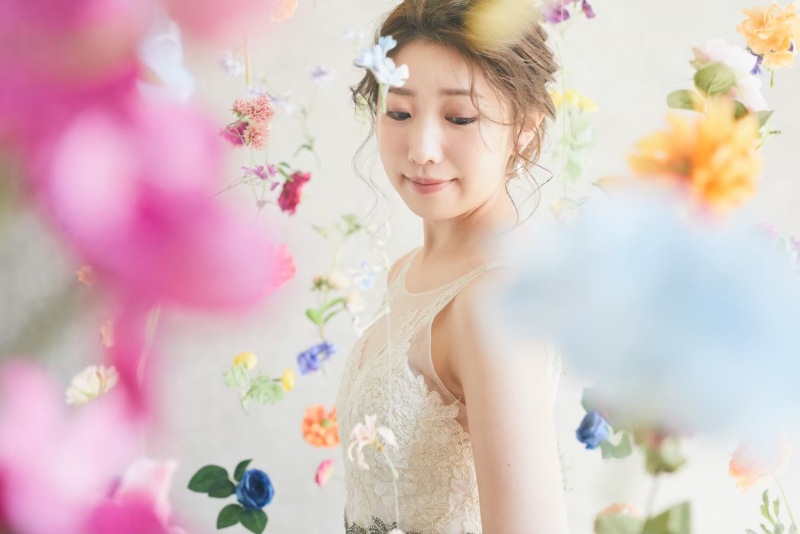 《スタジオ装飾付き》フラワーガーランド、ドレス・タキシード1着 より華やかなスタジオで撮影。衣装グレードアップなし!