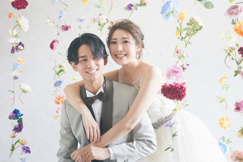 《スタジオ装飾付き》フラワーガーランド、ドレス・タキシード1着 より華やかなスタジオで撮影。衣装グレードアップなし!