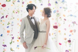 《スタジオ装飾付き》フラワーガーランド、ドレス・タキシード１着　より華やかなスタジオで撮影。衣装グレードアップなし！