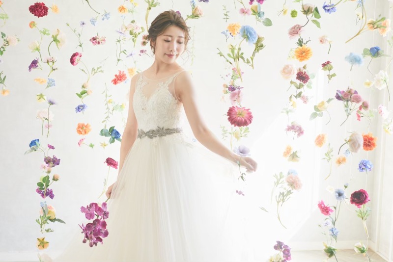 《スタジオ装飾付き》フラワーガーランド、ドレス・タキシード1着 より華やかなスタジオで撮影。衣装グレードアップなし!