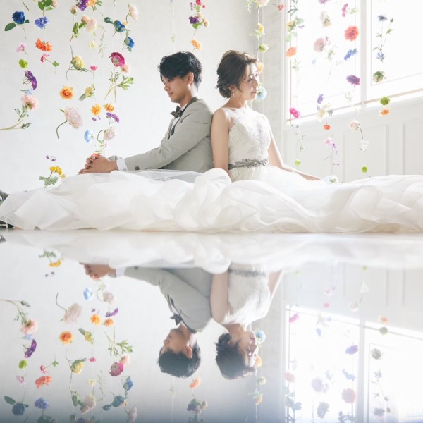 《スタジオ装飾付き》フラワーガーランド、ドレス・タキシード1着 より華やかなスタジオで撮影。衣装グレードアップなし!