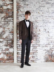 ブラウンジャケット+ブラックパンツ
