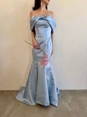 スカイブルーオフショルダーサテンマーメイド　