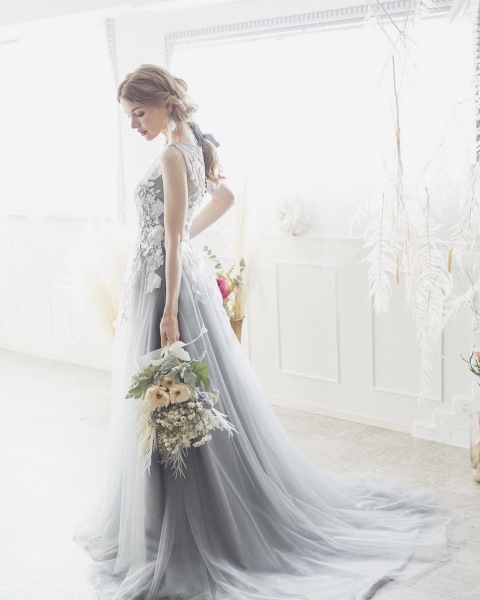 ライトグレーホワイトフラワー刺繍柄ドレス