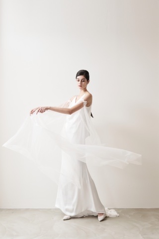 クウォンタイズスリップドレス+マント風ロングスリーブトップス