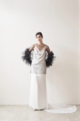 クウォンタイズスリップドレス+ブラックスリーブトップス