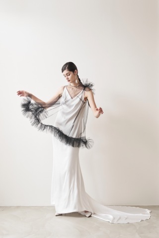 クウォンタイズスリップドレス+ブラックノースリーブトップス