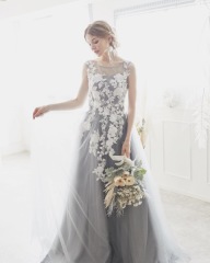 ライトグレーホワイトフラワー刺繍柄ドレス