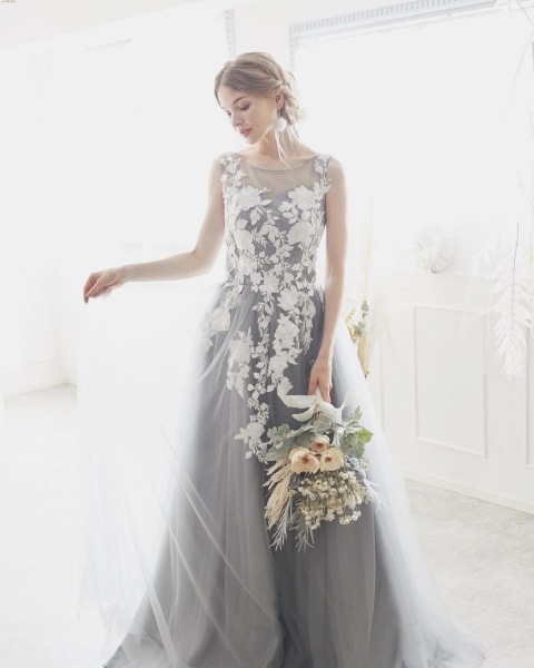 ライトグレーホワイトフラワー刺繍柄ドレス