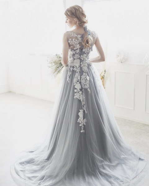 ライトグレーホワイトフラワー刺繍柄ドレス