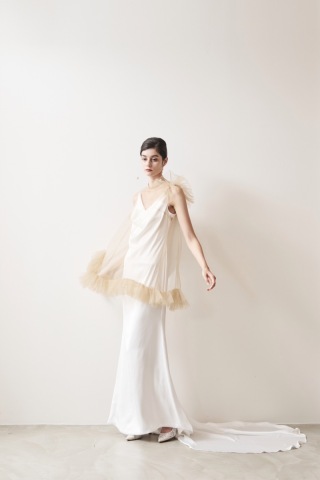 クウォンタイズスリップドレス+ベージュのノースリーブトップス