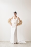 クウォンタイズスリップドレス+ベージュのスリーブトップス