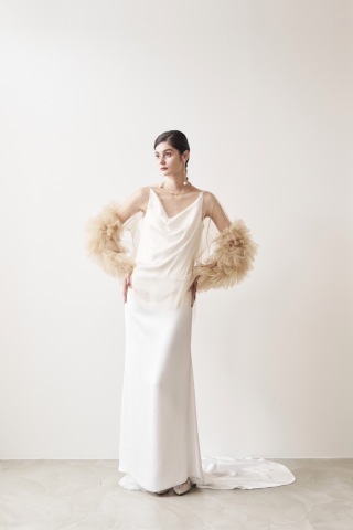 クウォンタイズスリップドレス+ベージュのスリーブトップス