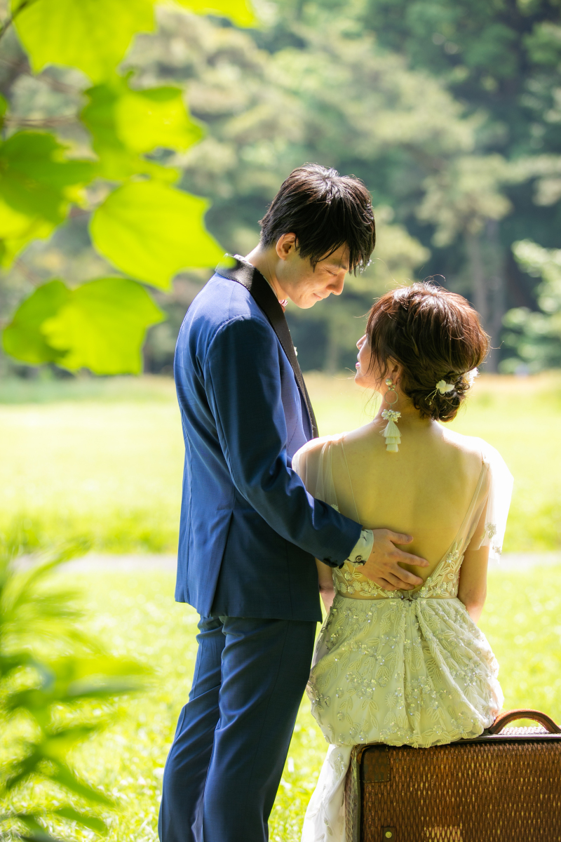 新緑の木漏れ日の中のお二人を