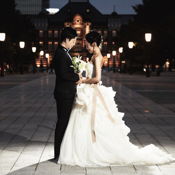 ロマンチックで都会的な2人と東京駅舎前