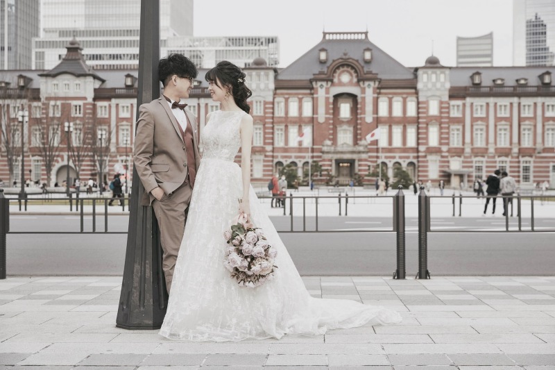 東京駅舎前にて