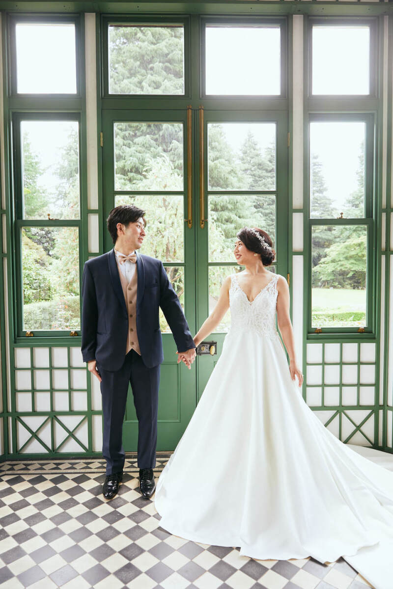 一面窓の明るいサンルーム