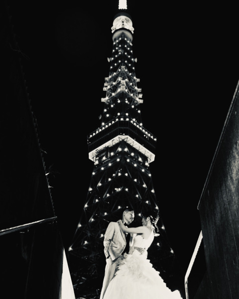 階段下からのロマンティックなシーン