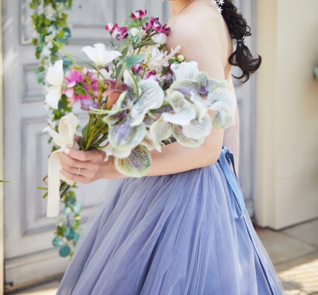 ガーデンで爽やかなブルードレス