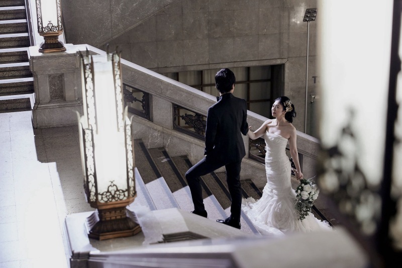 階段のライトの影からの