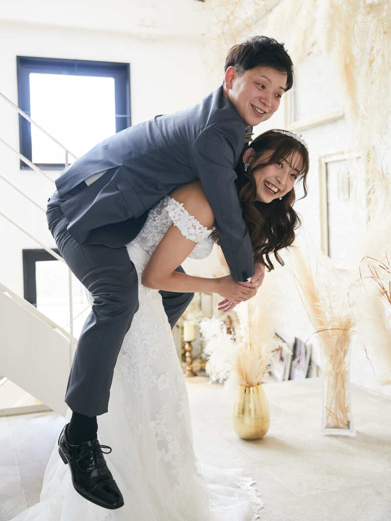 えっ！ご新婦様がご新郎様をおんぶ！？