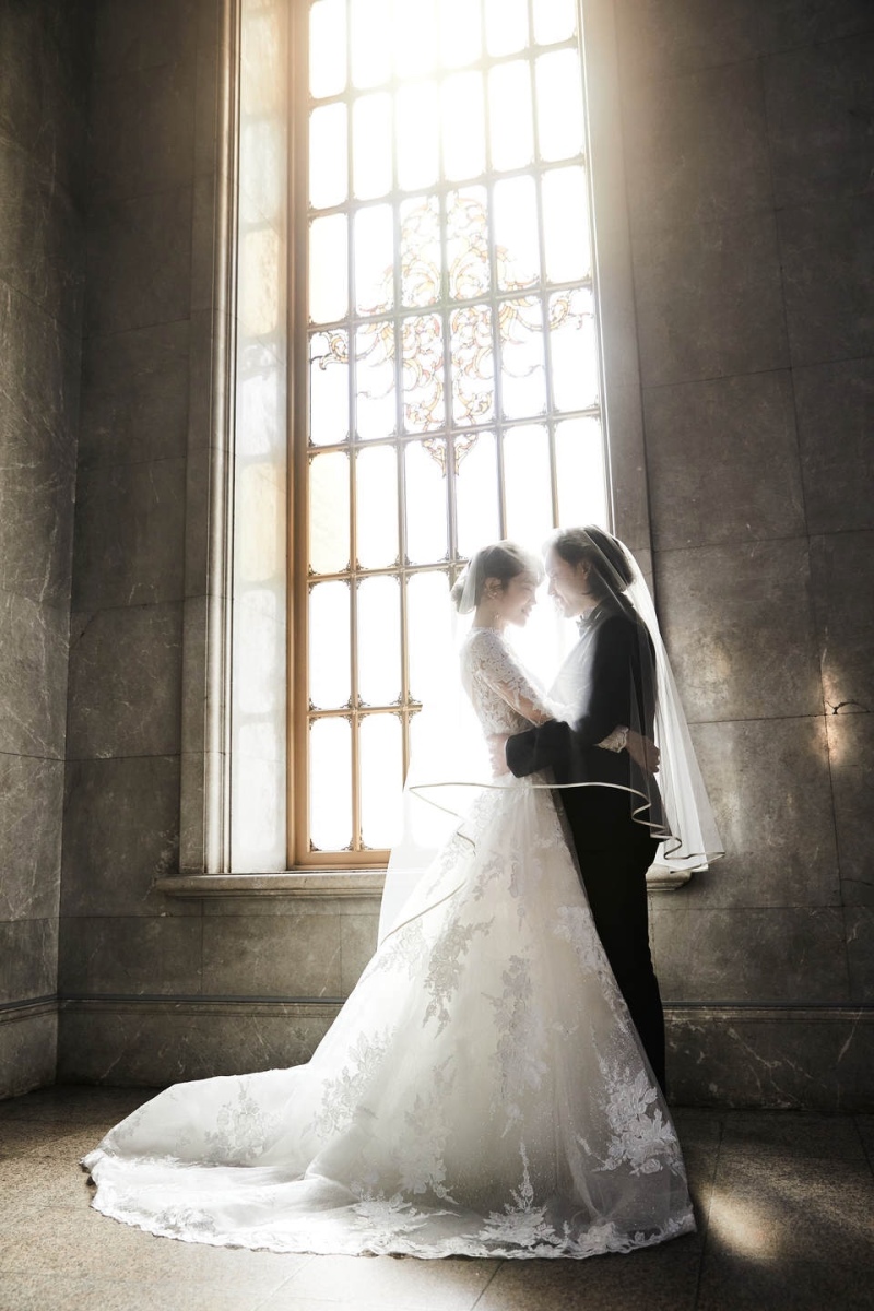 ２着目はロングスリーブレースドレスで