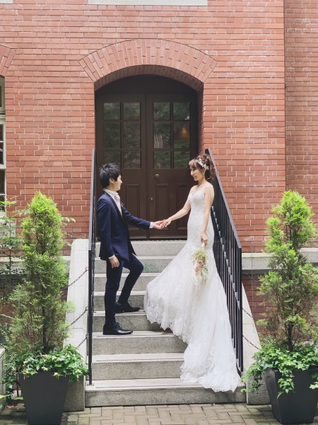 三菱１号間美術館外観の階段にて