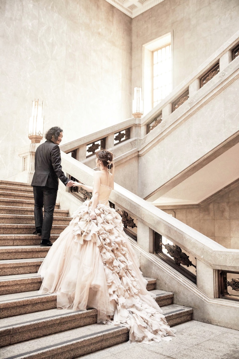 本館エントランスの階段で