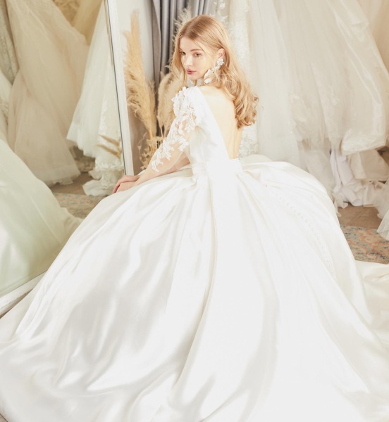 背中も綺麗に開いた袖ありウェディング