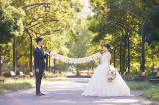 ウェディングドレス1着・タキシード1着・小物一式・新婦様ヘア＆メイク・データ100カット・撮影地までの移動費が含まれたプランです