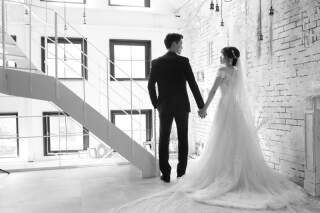 ウェディングドレス1着・タキシード1着・小物一式・新婦様ヘア&メイク・データ100カット