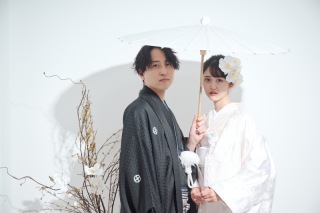 白無垢OR色打掛のどちらか1着・紋付き袴1着・小物一式・新婦様ヘア&メイク・データ100カットが含まれたプランです。