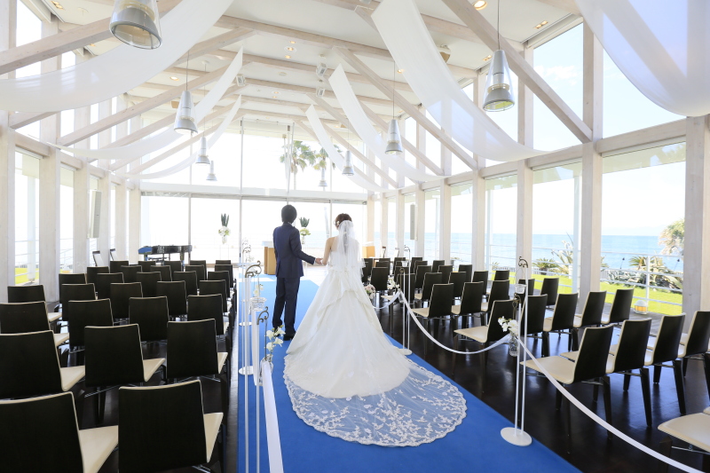 お2人が手を取り合う後ろ姿はとても大きく見えます