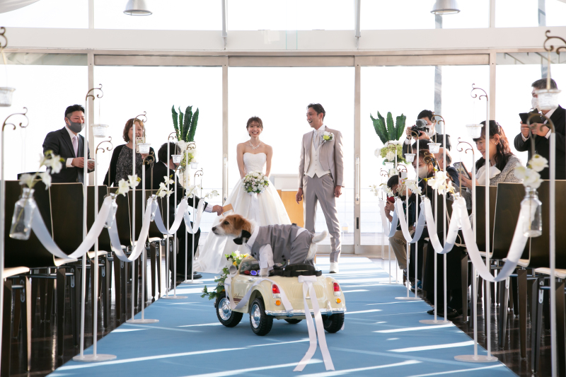 みんなに見守られながら新郎新婦のもとへ・・・