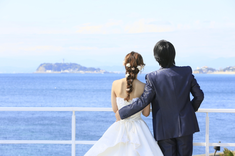 寄り添いながら江の島を眺めます。