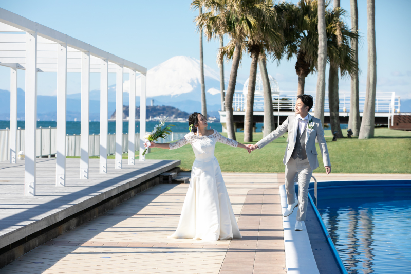 仲良くプールサイドをお散歩