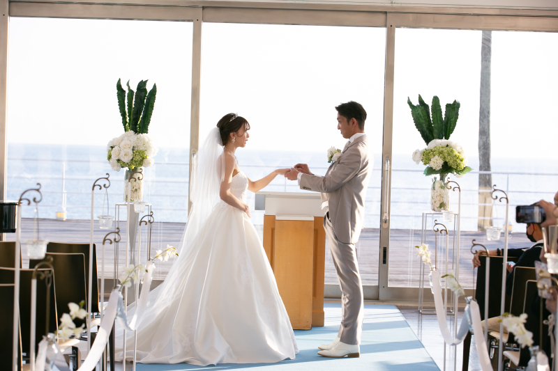 家族に見守られながら指輪交換