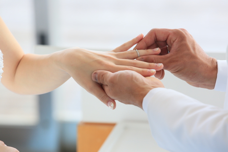 指輪にフォーカスを当てて