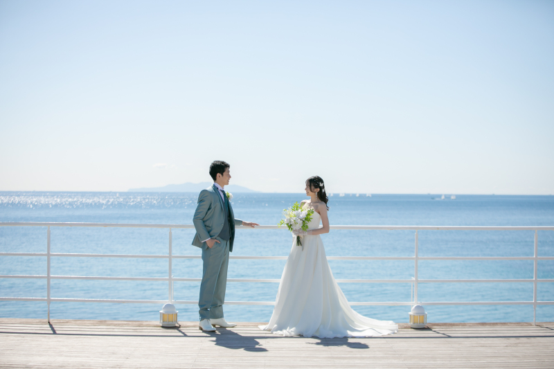 自然体なお2人を美しい海をバックに撮影