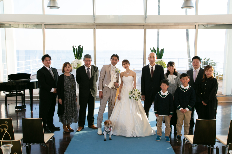 仲良く家族と写真撮影