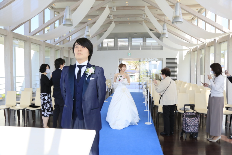 ご家族の方に見守られながら新郎様が待つ場所まで。
