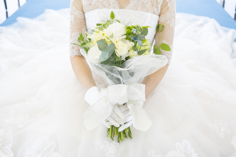 ブーケとドレスに焦点を