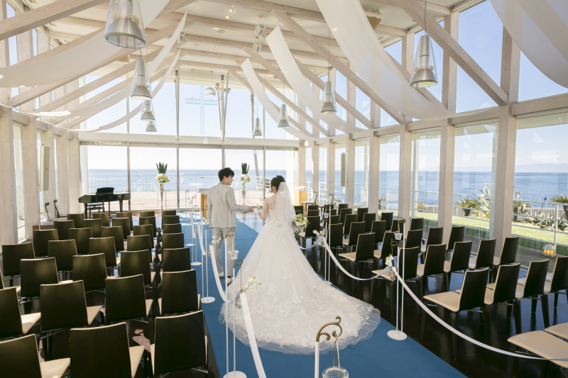 チャペルから見渡せる海をバックに