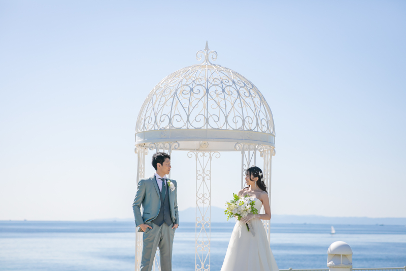 【輝く海を一望できるチャペルフォト】ご家族、 ペットとの撮影も追加料金なし（データ150カット、衣装、小物、ブーケ、美容付）